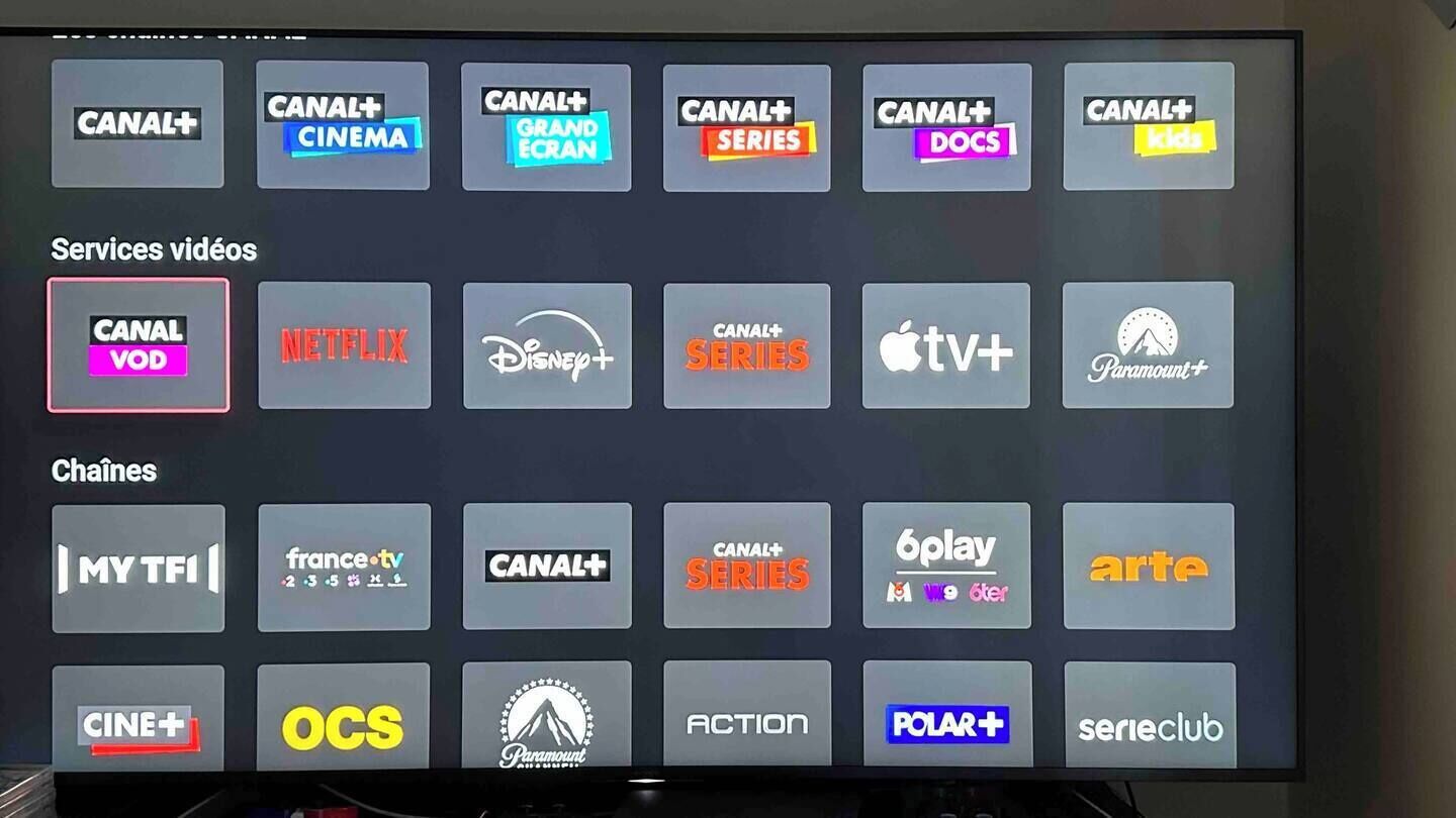 Una pantalla de televisión que muestra varios iconos de servicios de streaming.