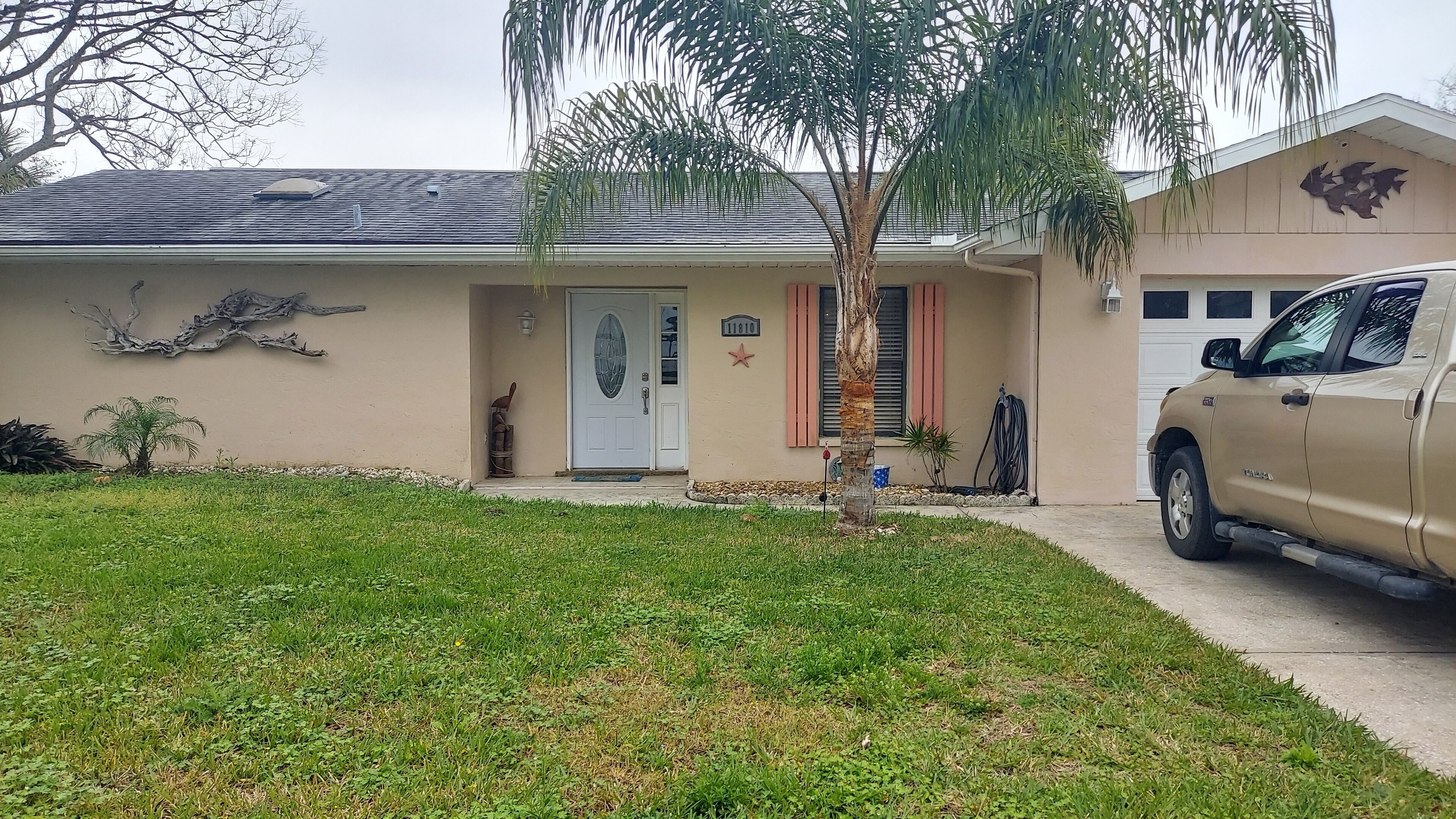 Coral Reef Cottage is in the heart of Crystal River with pool and Canal.