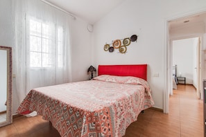 2 camere, una scrivania, ferro/asse da stiro, culla da viaggio