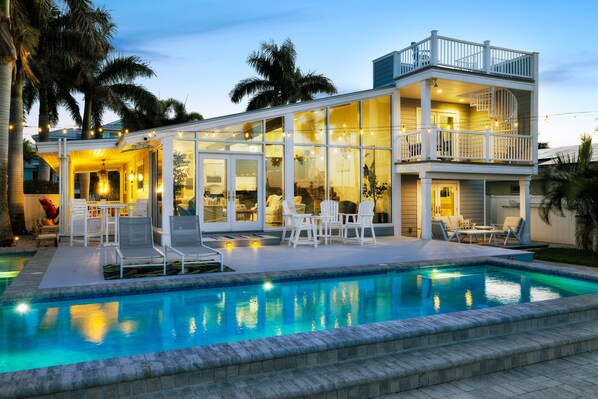 Lämmitetty uima-allas