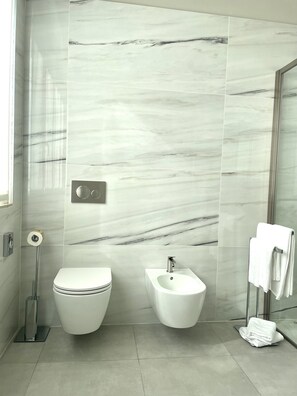 Deluxe Double Room, Garden View | Bathroom | Shower, rainfall showerhead, free toiletries, hair dryer