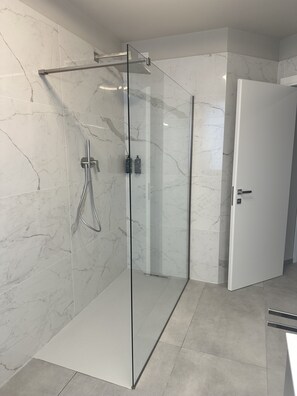 Quarto casal luxo, vista para o jardim | Banheiro | Chuveiro, chuveiro com efeito de chuva, produtos de toalete grátis 