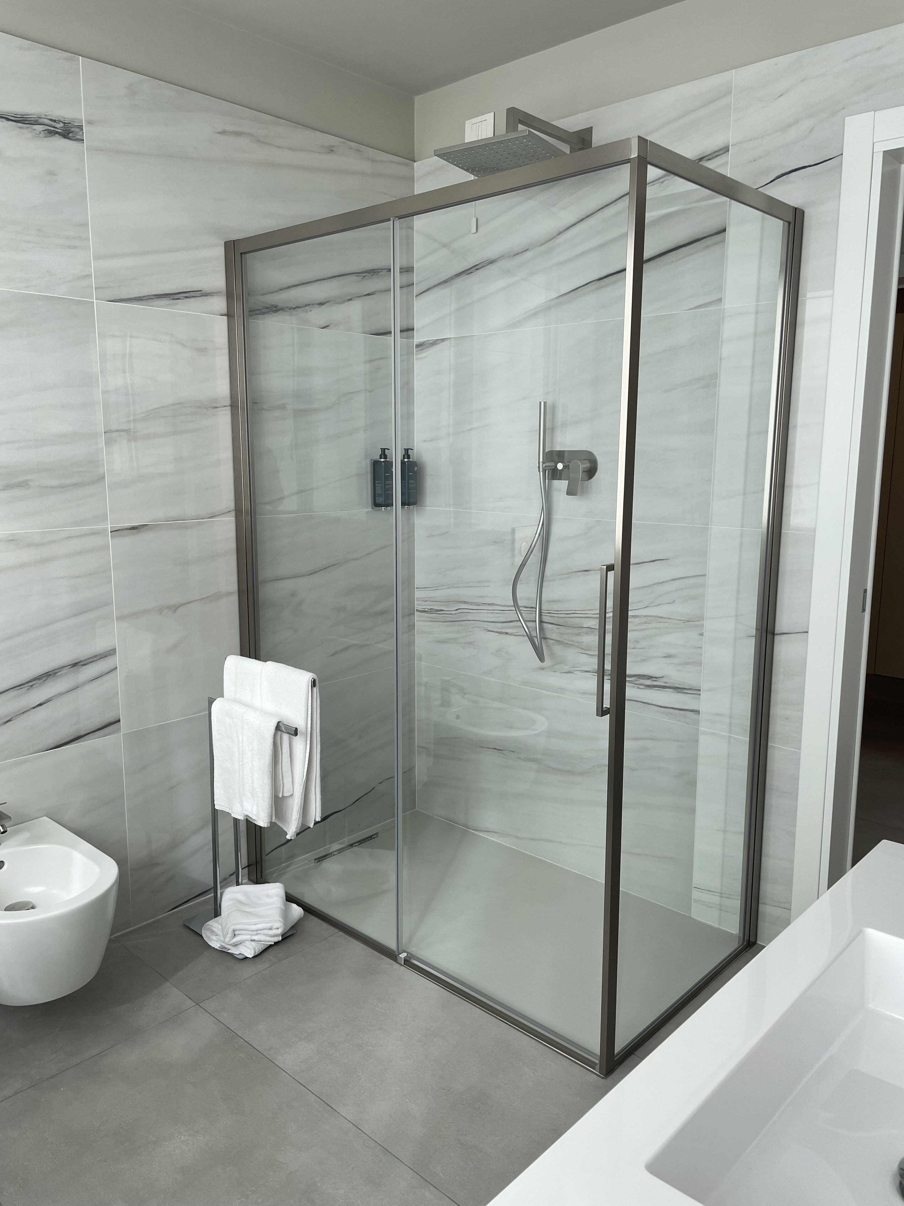Deluxe Double Room, City View | Bathroom | Shower, rainfall showerhead, free toiletries, hair dryer