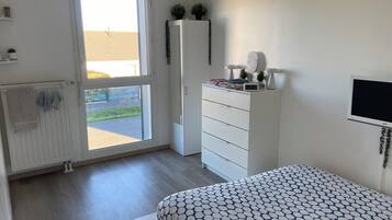 3 bedrooms, travel crib, free WiFi, bed sheets