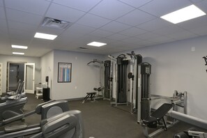 Ein Fitnessstudio mit unterschiedlichen Trainingsgeräten, darunter Laufbändern und Kraftmaschinen.