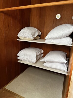 3 bedrooms, travel crib, free WiFi, bed sheets - Cox Riverside Retreat - 32 miles to Springfield (Buffalo)