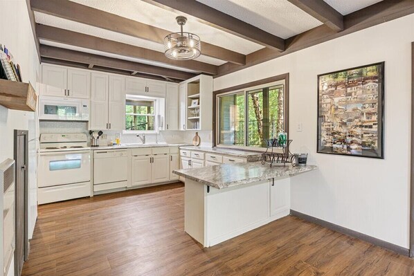 Een koelkast, een magnetron, een oven, een kookplaat