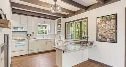 Cox Riverside Retreat - 32 miles to Springfield