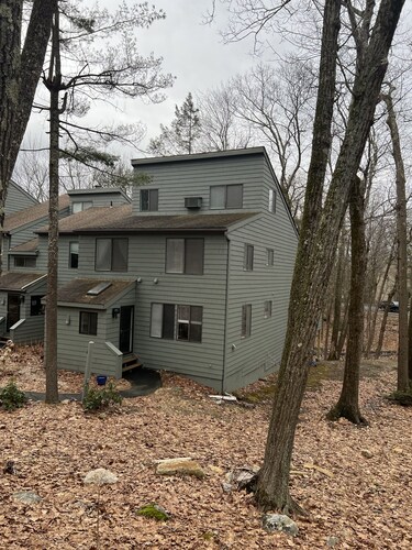Spacious 4-bedroom condo with AC and WiFi in Litchfield County