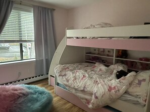 4 habitaciones, tabla de planchar con plancha, wifi y ropa de cama