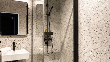 Studio Classique | Salle de bain | Douche, serviettes fournies, savon, shampoing