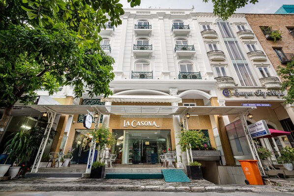 Fachada de hotel con una entrada destacada, un letrero que dice "La Casona" y una escalera que conduce a la entrada.