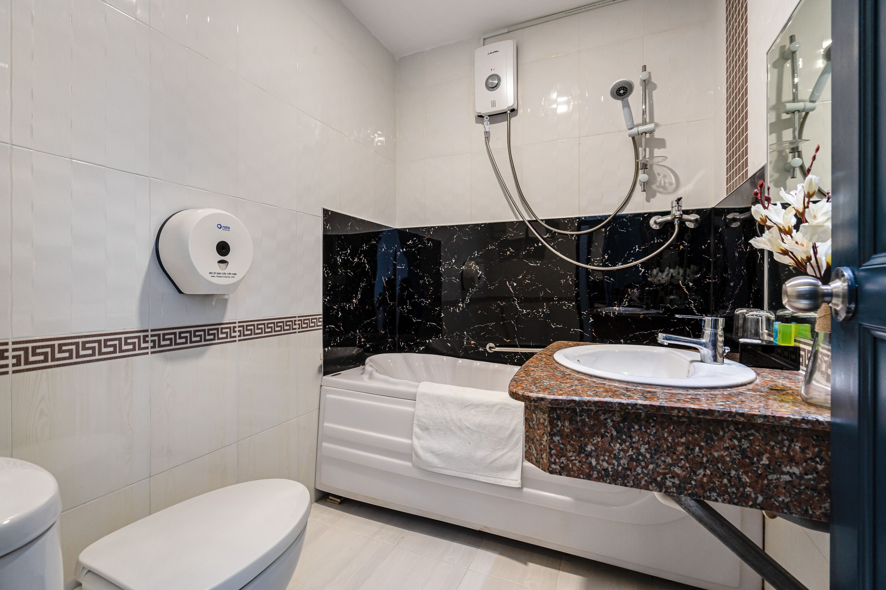 Un baño moderno con bañera, lavabo e inodoro.