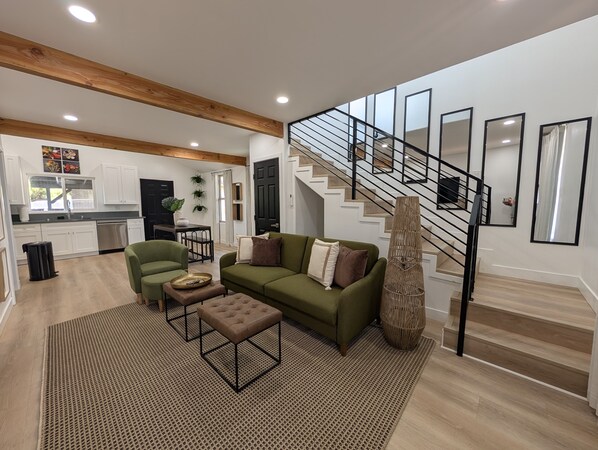 Smart TV - Best Location pet friendly Home just renovated (Chula Vista)