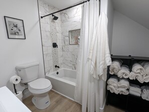 Toallas, jabón, shampoo, papel de baño