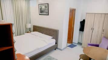 3 habitaciones, tabla de planchar con plancha, wifi y ropa de cama