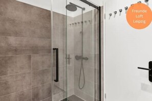 Shower, hair dryer, towels, soap - Loft für 10 Freunde (Leipzig)
