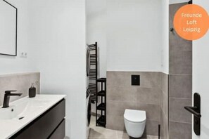 Een douche, een haardroger, handdoeken, zeep