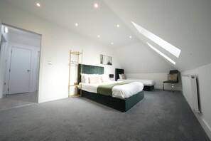 1 dormitorio, tabla de planchar con plancha, wifi y ropa de cama