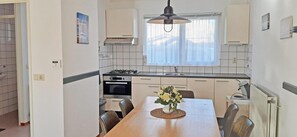 Fridge, dishwasher, coffee/tea maker, toaster - Fort Soleil 30, recently refurbished inside and out, offers approx. 103m of living comfort in a semi-detached bungalow with enclosed, south-facing garden in a quiet area. (Breskens)