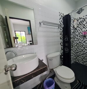 Dusche, Haartrockner, Handtücher, Seife