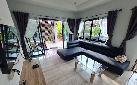 Smart TV y oficina . D&A Paradise Villas