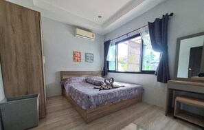 2 quartos, escrivaninha, ferros/tábuas de passar roupa