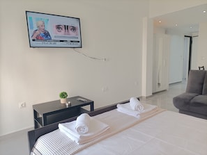 City Studio, City View | Desk, soundproofing, iron/ironing board, free WiFi - City O-Central (Athens)