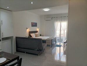 Studio Ville, vue sur la ville | Bureau, système d’insonorisation, fer et planche à repasser