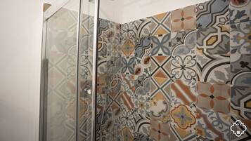 Superior-Doppelzimmer | Badezimmer | Dusche, Regendusche, kostenlose Toilettenartikel, Haartrockner