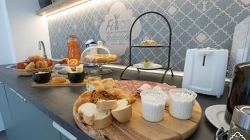 TĂ€gliches inbegriffenes einheimisches FrĂŒhstĂŒck