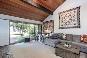 Smart TV, fireplace, DVD player - MEAD03-Spacious Condo, AC, Hot Tub, Bikes (Sunriver)