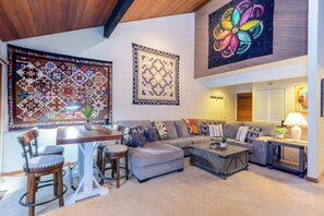 Smart TV, fireplace, DVD player