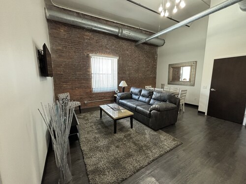 Toledo Tranquility: Luxe 2-Bed Retreat - Your Perfect Stay Awaits! ADA compliant