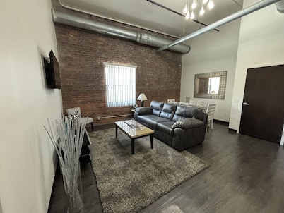 Toledo Tranquility: Luxe 2-Bed Retreat - Your Perfect Stay Awaits! ADA compliant