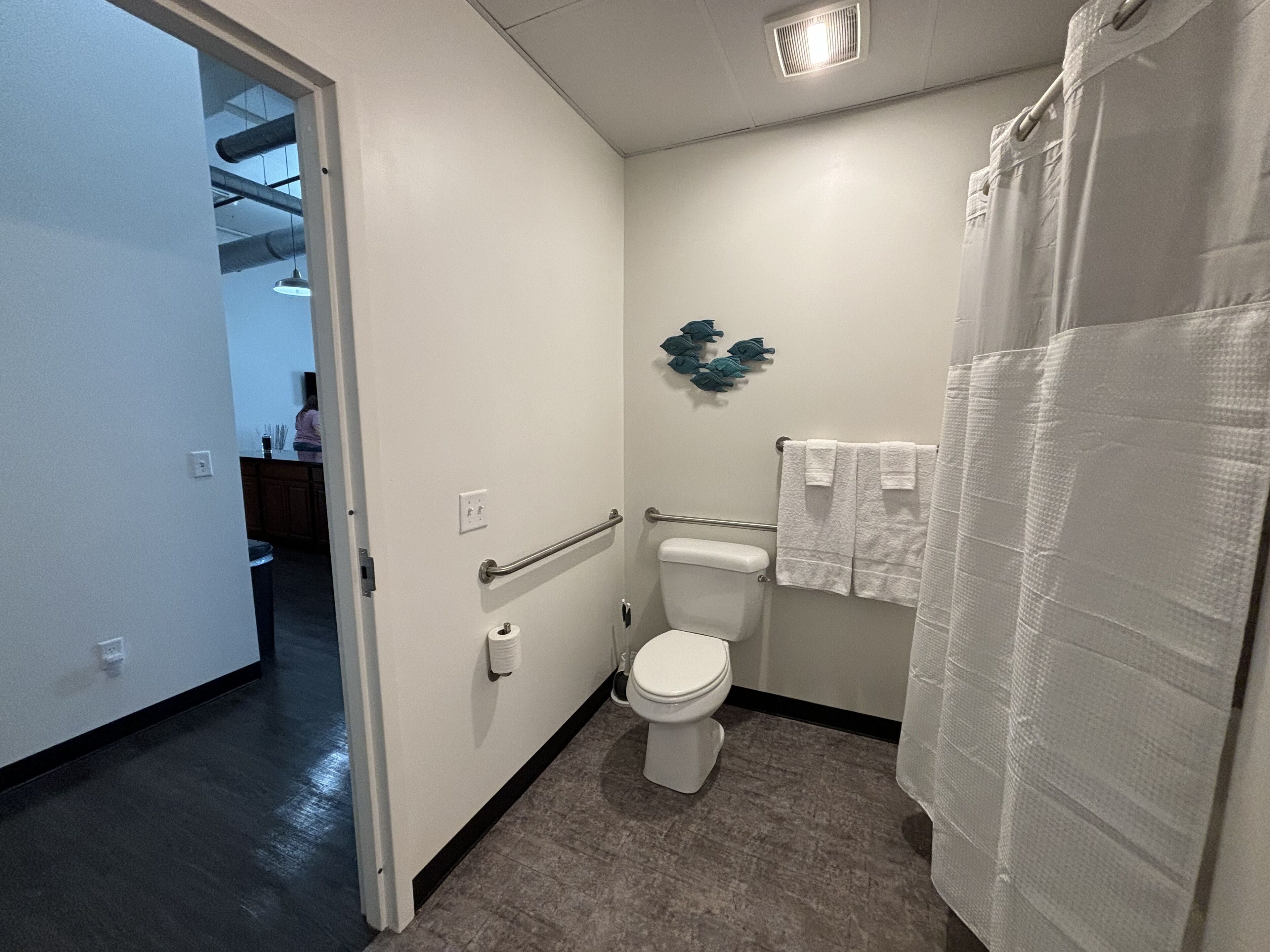 Sèche-cheveux, serviettes fournies, savon, shampoing