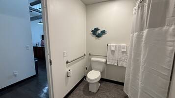 Sèche-cheveux, serviettes fournies, savon, shampoing