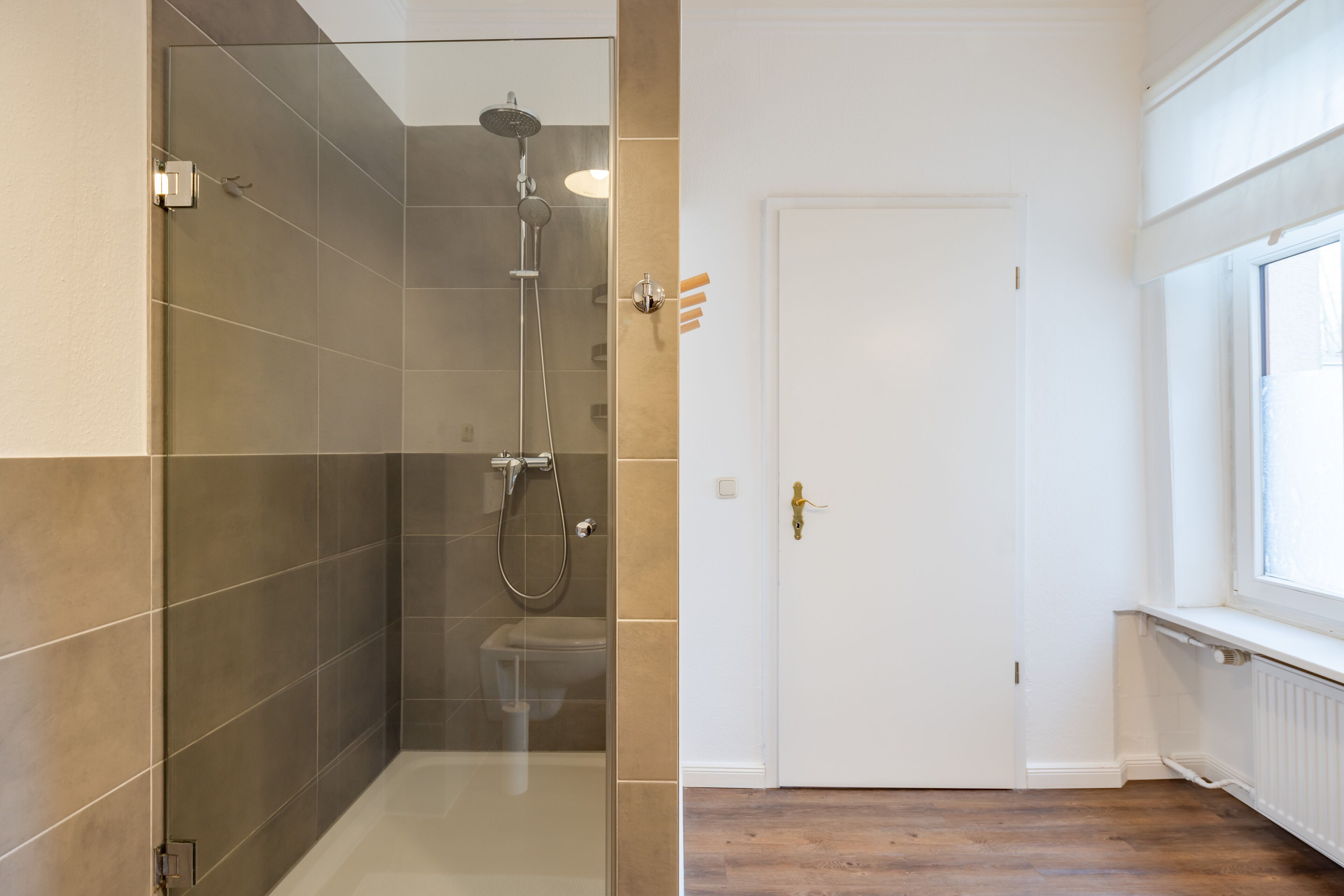 Dusche, Haartrockner, Handtücher, Toilettenpapier