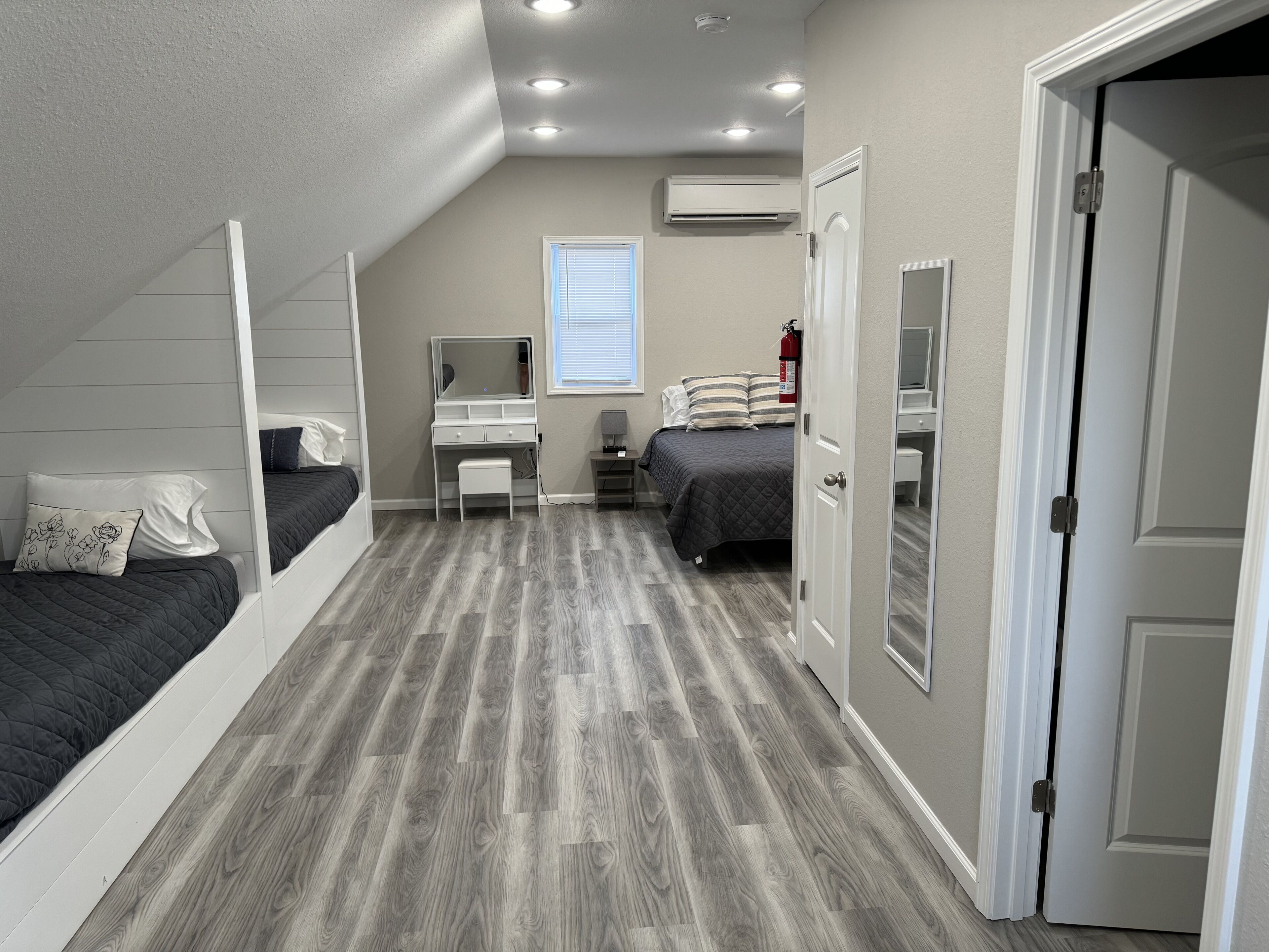 3 室のベッドルーム、アイロン / アイロン台、WiFi (無料)、ベッドシーツ