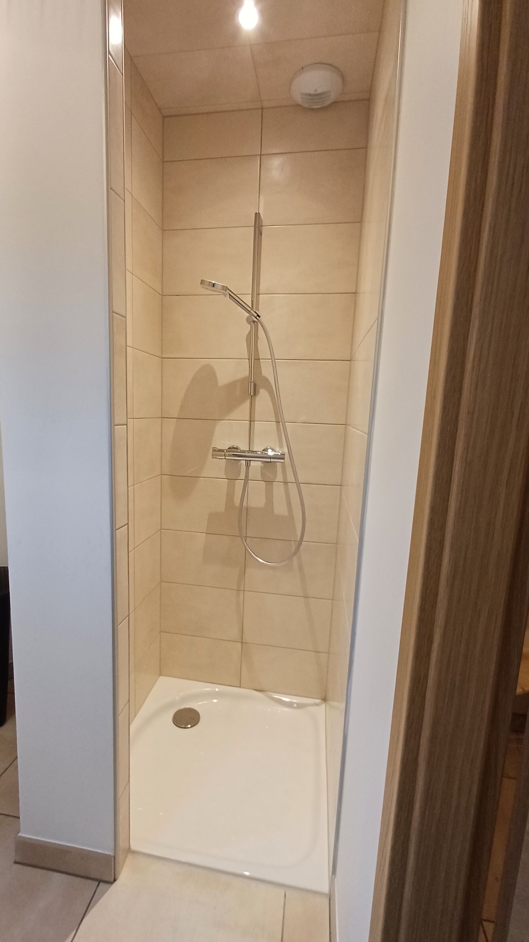 Douche, articles de toilette écologiques, serviettes fournies, savon