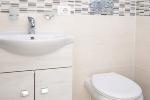 Douche, sĂšche-cheveux, serviettes fournies, savon