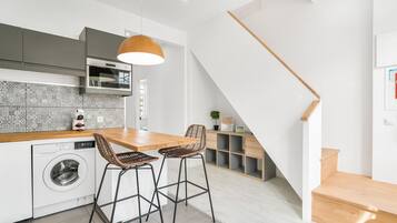 Frigorífico, microondas, placa de cocina y lavavajillas