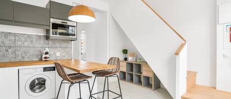 Fridge, microwave, stovetop, dishwasher