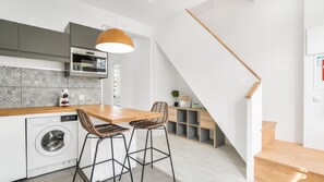 Réfrigérateur, micro-ondes, plaque de cuisson, lave-vaisselle