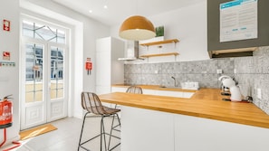 Réfrigérateur, micro-ondes, plaque de cuisson, lave-vaisselle