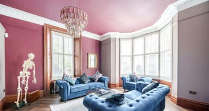 Stylish Two Bed Apartment - Free On-Site Parking