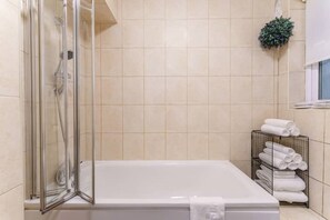 Hair dryer, towels, soap, toilet paper - British Character in Golders Green. ground floor. 20min to oxford st. (London)