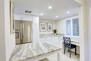 Fridge, microwave, oven, stovetop - ⭐Unique, Stunning Views-Multiple Balconies-Fantastic Location-Land's End 5-203⭐ (Treasure Island)