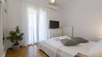 Basic Apartment | 2 bedrooms, desk, iron/ironing board, free WiFi