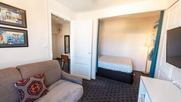 Strykejern/-brett, reiseseng for barn, wi-fi og sengetøy